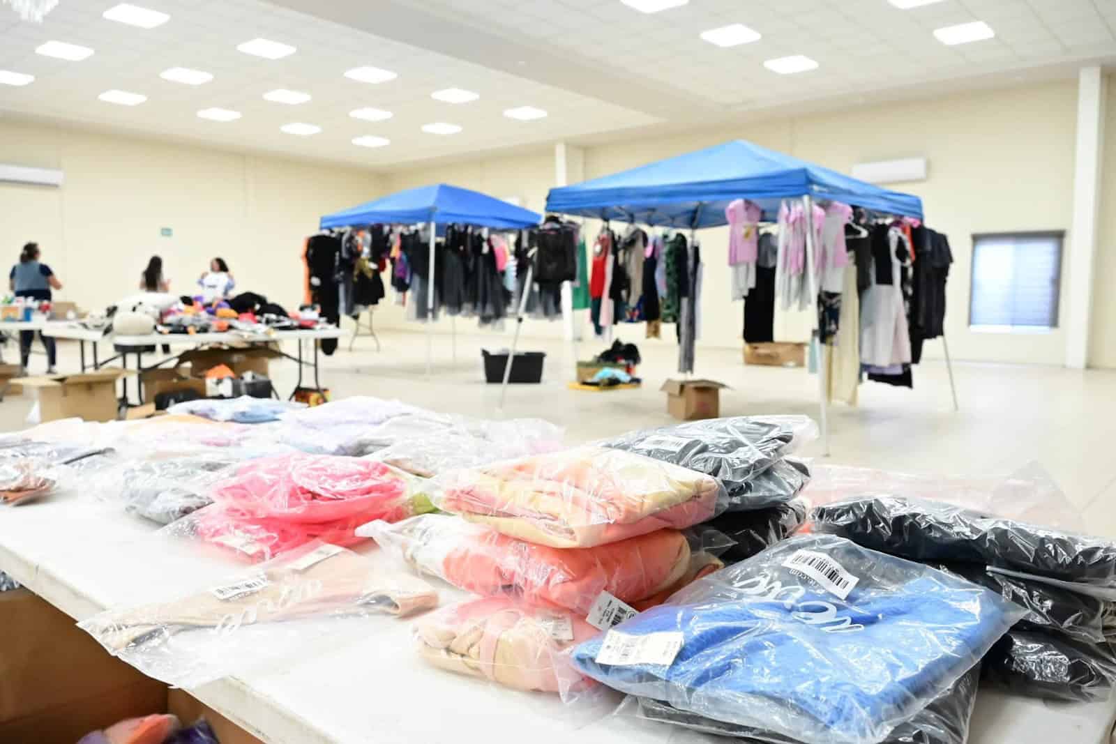 Familias de Nava encuentran opciones accesibles en la "pulga" del Auditorio Municipal