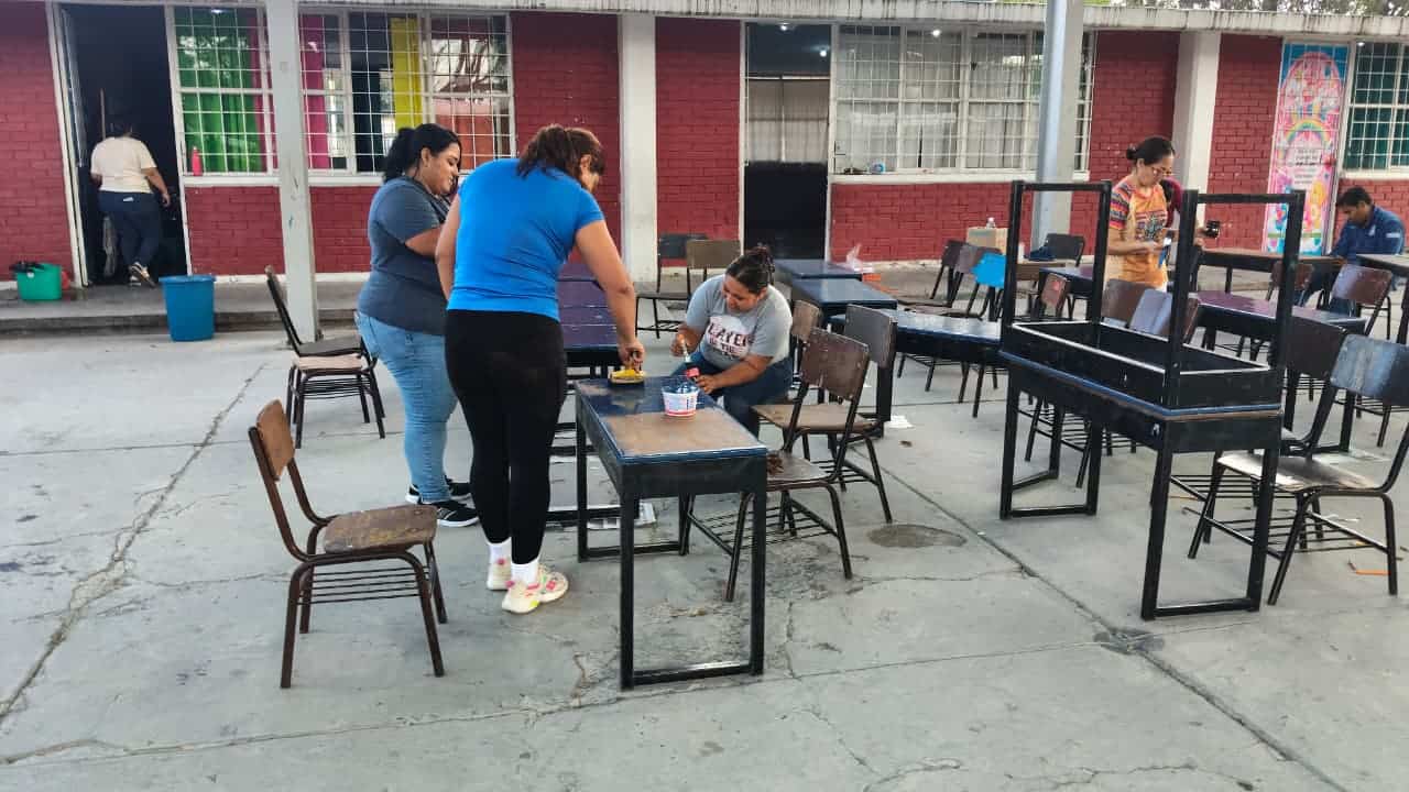 Padres de familia mejoran instalaciones de la Primaria 20 de Noviembre