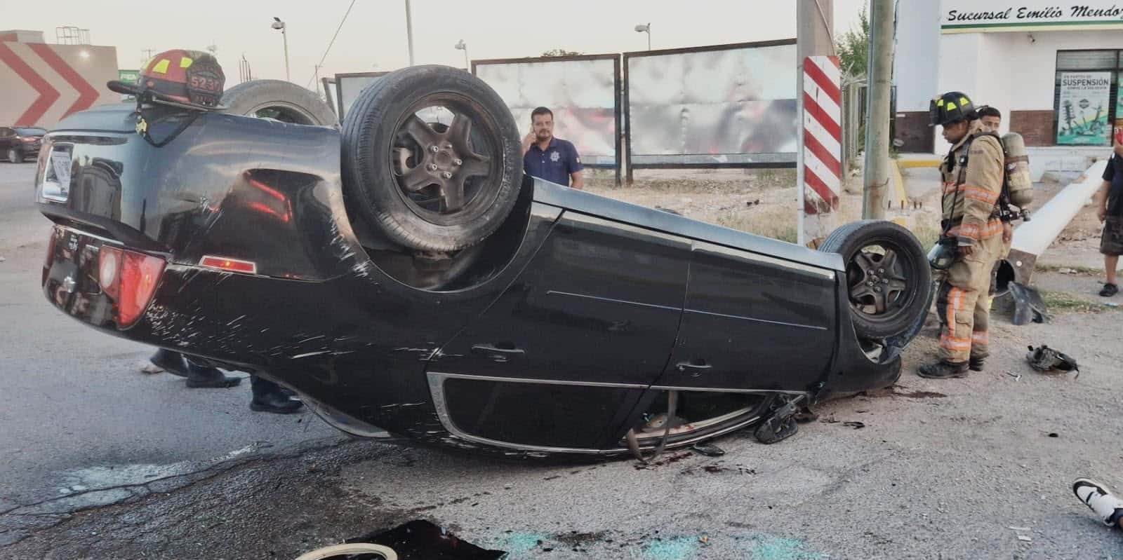 Joven vuelca tras chocar contra poste de la CFE en Ciudad Acu&ntilde;a