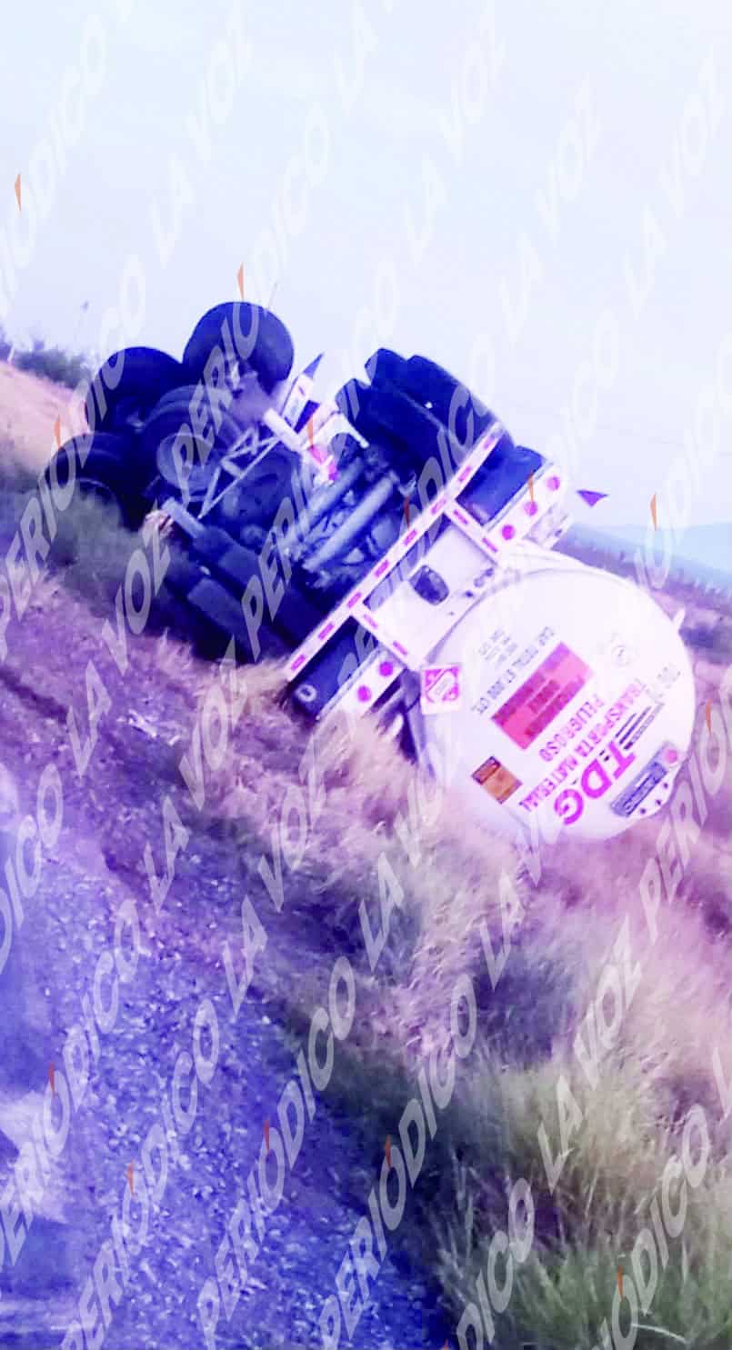 Volcadura de tractocami&oacute;n en Casta&ntilde;os: conductor ileso