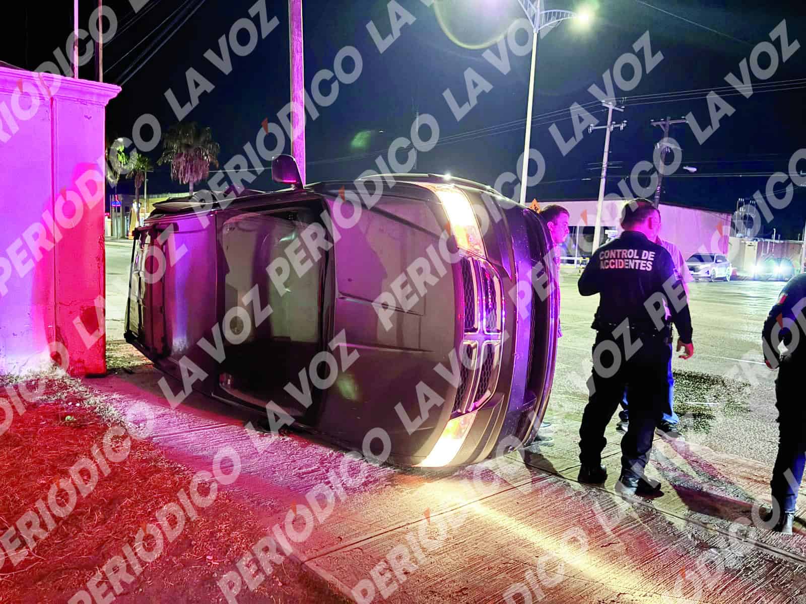 Hombre causa volcadura de camioneta en Monclova