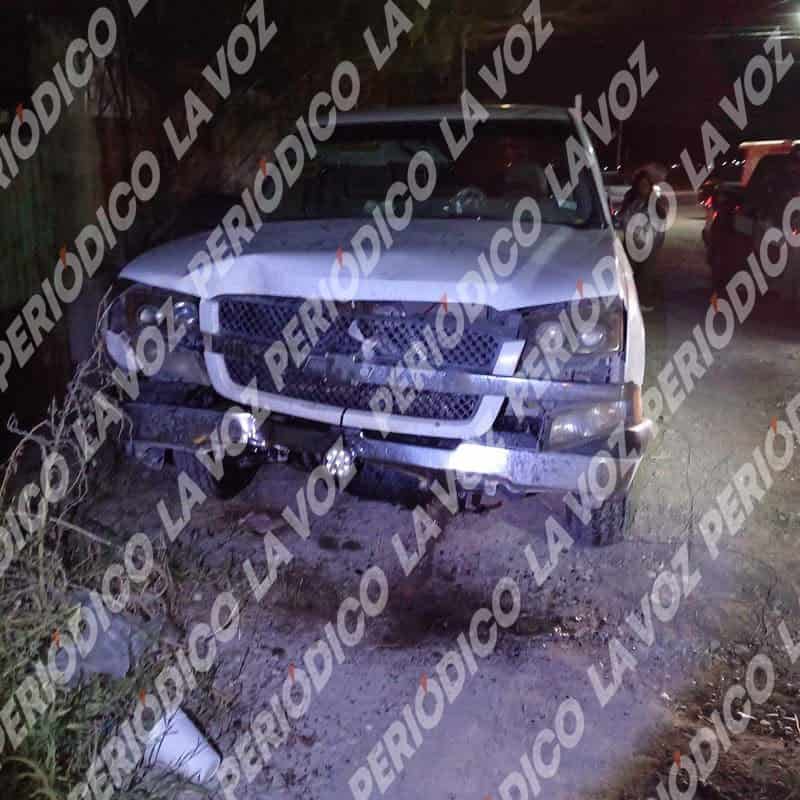 Camioneta Chevrolet blanca impacta luminaria en Casta&ntilde;os