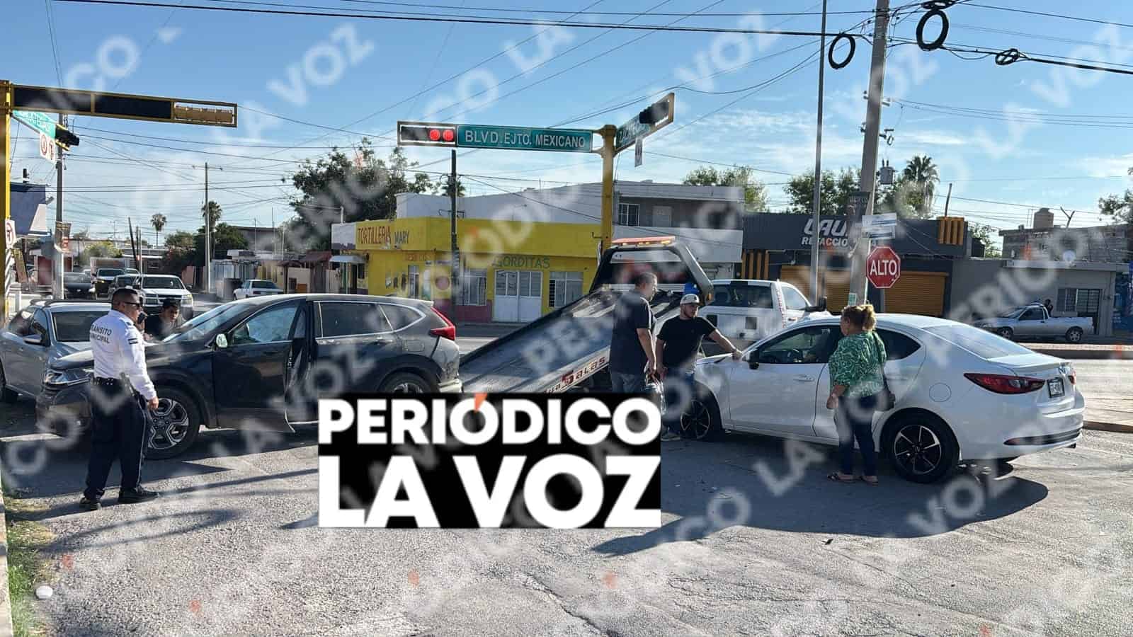 Ignora cambio de sem&aacute;foro y provoca carambola