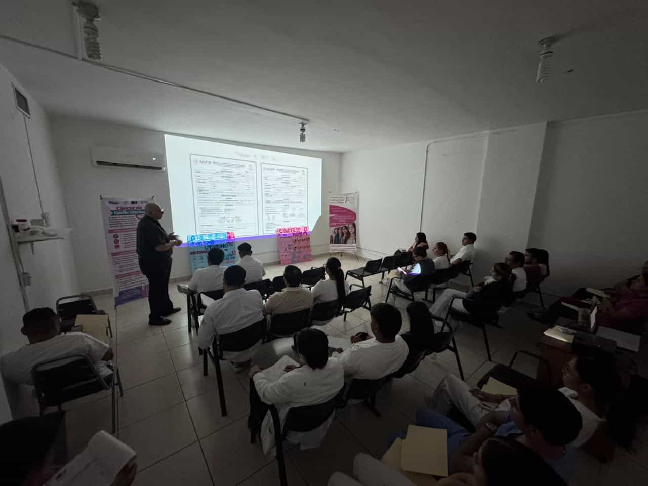 Capacitan a personal de salud para detectar oportunamente c&aacute;ncer de mama y cervicouterino