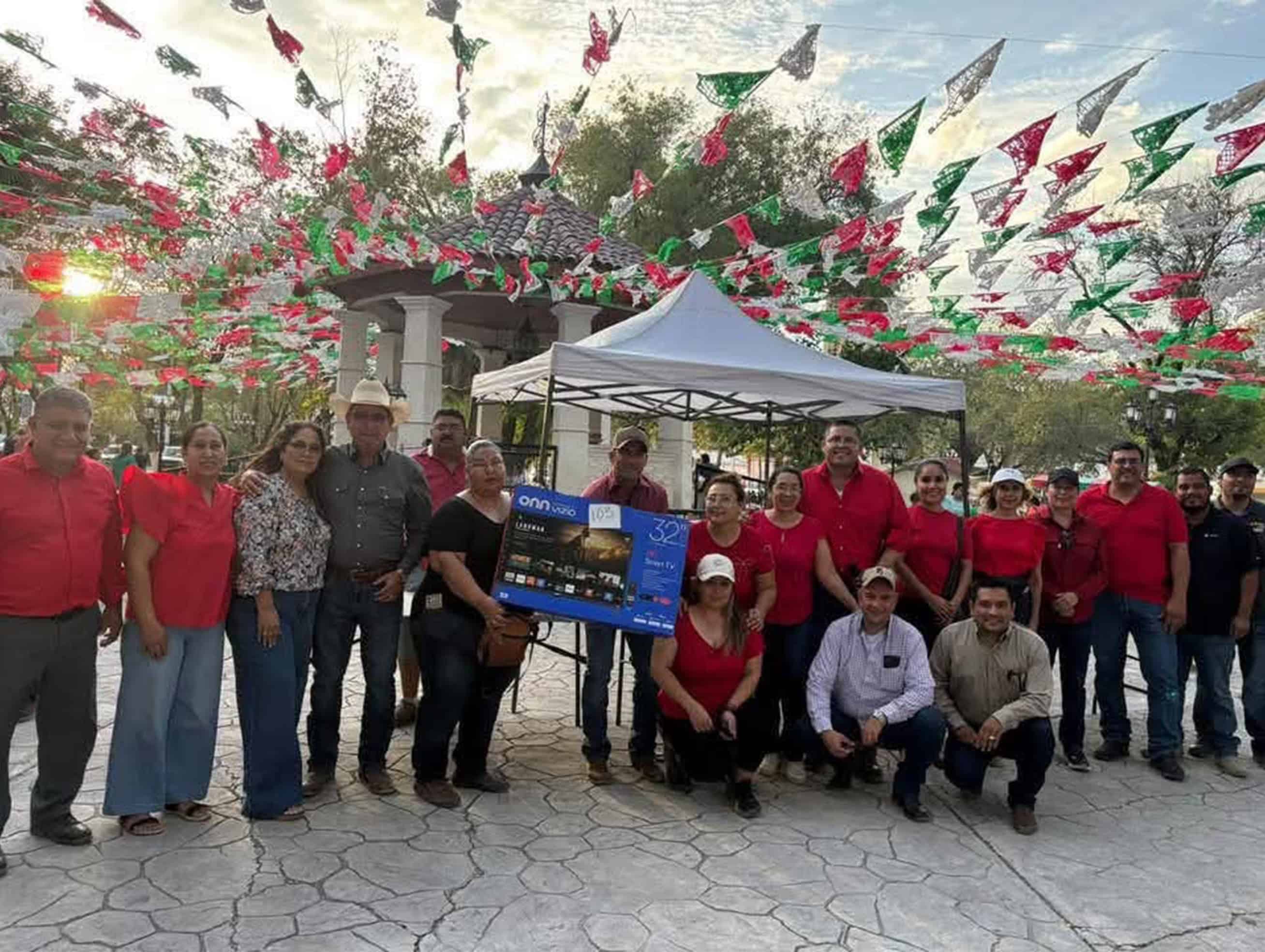 Loter&iacute;a re&uacute;ne a familias y vecinos en la plaza principal de Zaragoza