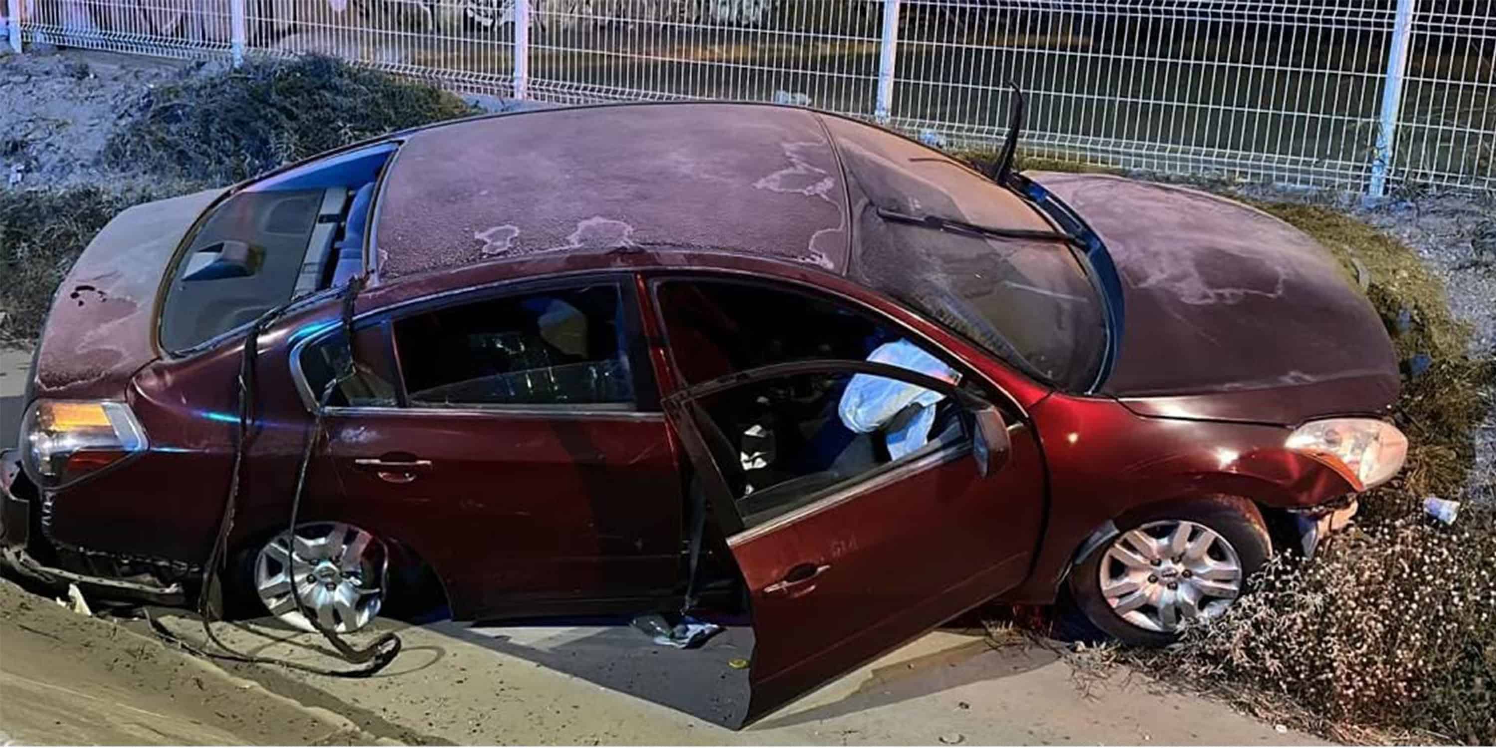 Vuelca Nissan Altima en el libramiento Emilio Mendoza de Ciudad Acu&ntilde;a