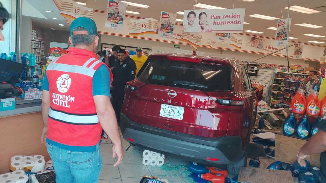 Camioneta se impacta contra Farmacia Guadalajara en pleno centro de Allende