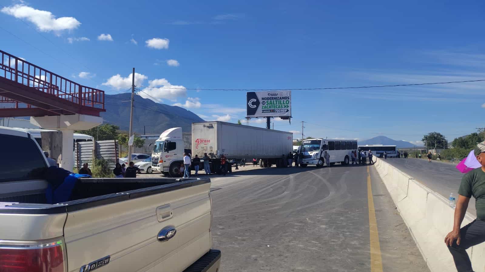 Padres bloquean carretera en Saltillo: exigen cuentas a Rosa Isela