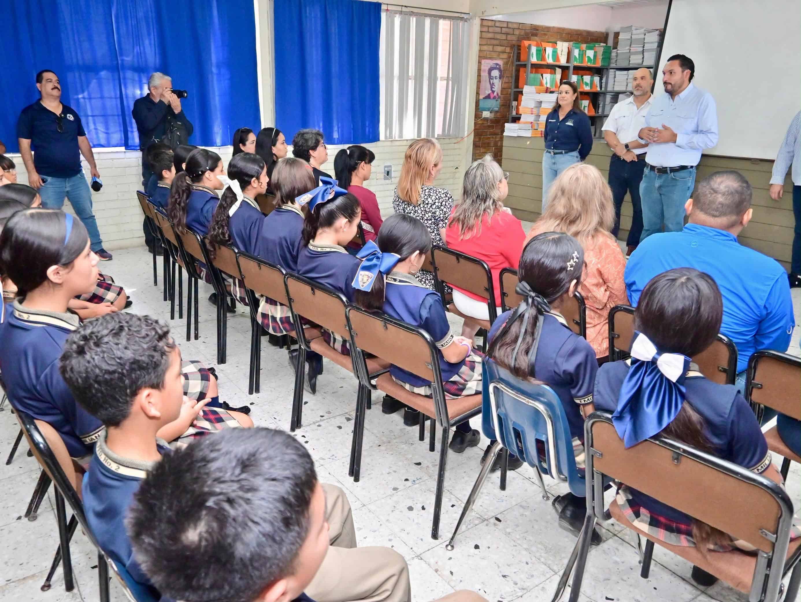 Seguridad P&uacute;blica de Monclova realiza pl&aacute;ticas en escuelas