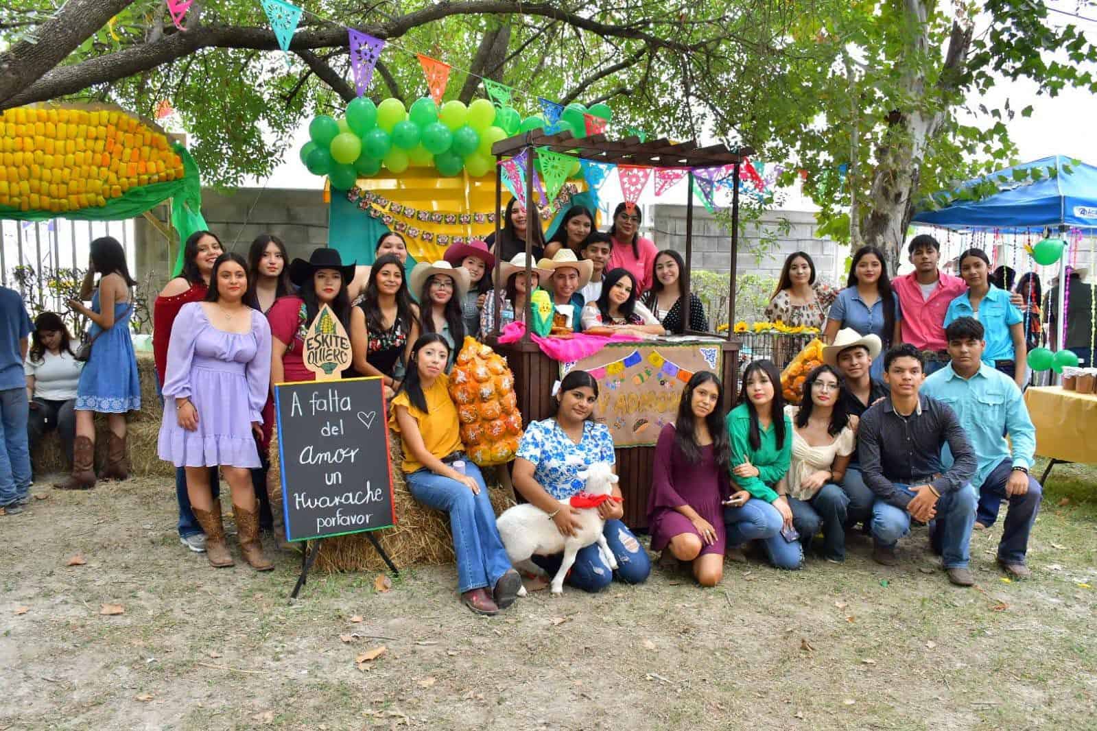 Estudiantes celebran el D&iacute;a Nacional del Ma&iacute;z con feria cultural y gastron&oacute;mica