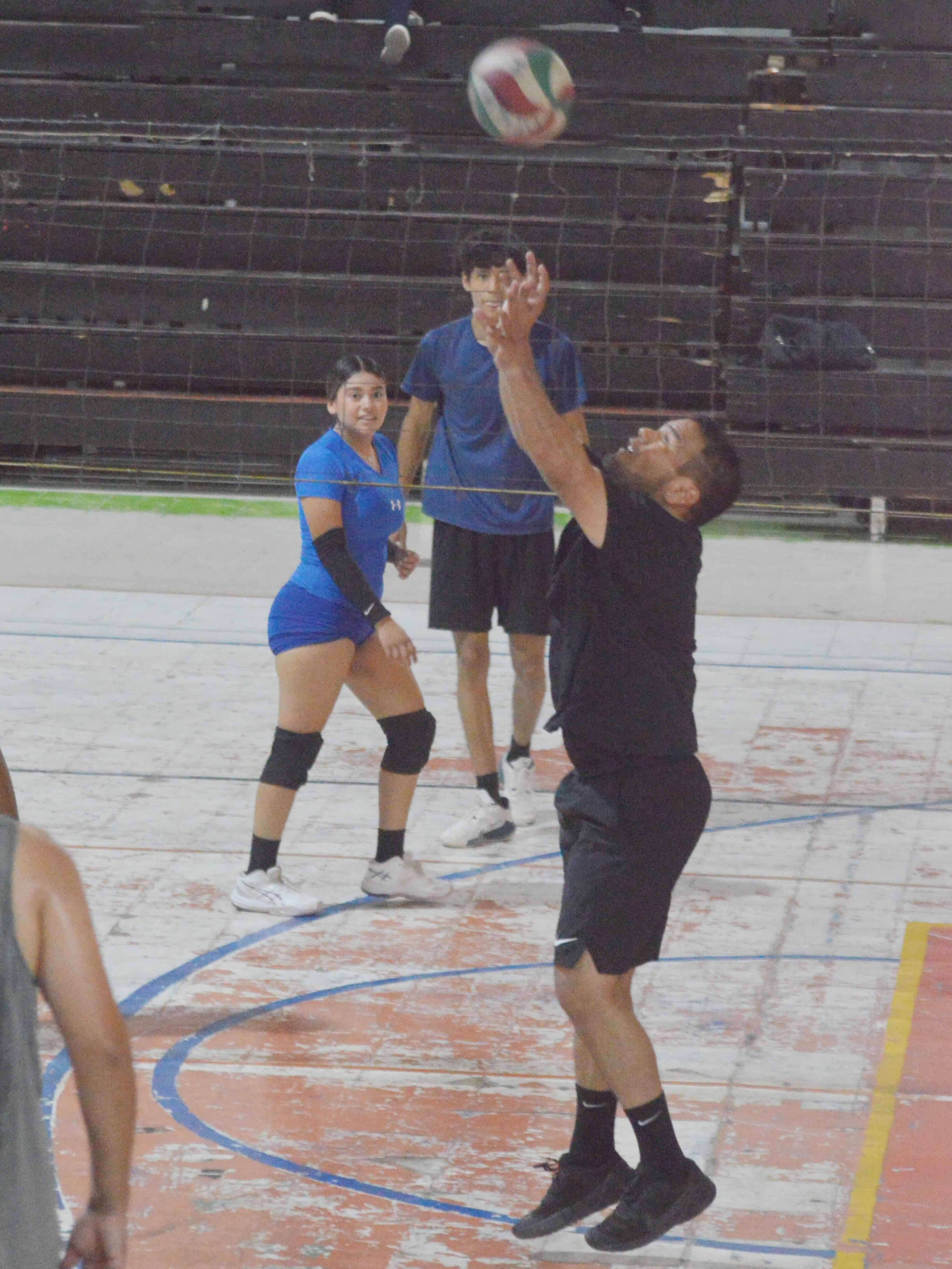 Los Plasencia y Truenos también triunfan en la jornada 26 de voleibol Los Plasencia y Truenos también triunfan en la jornada 26 de voleibol