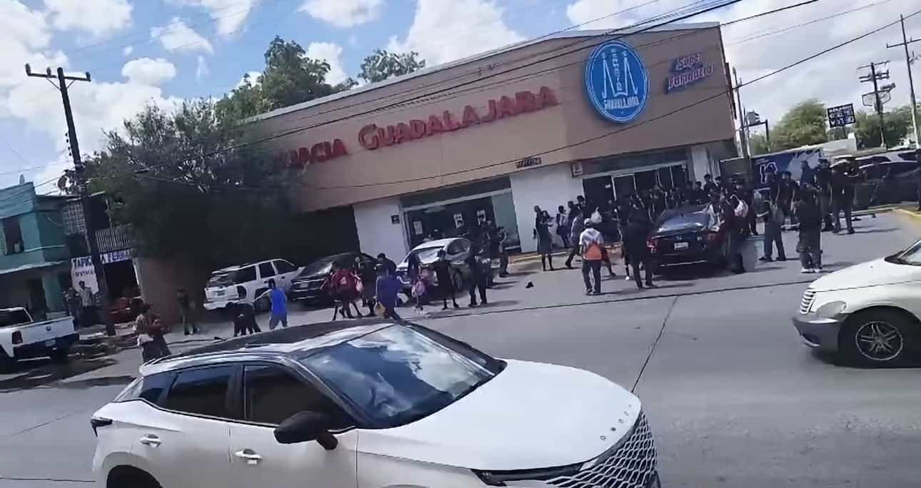 Ri&ntilde;a entre estudiantes afuera de secundaria moviliza a cuerpos de emergencia
