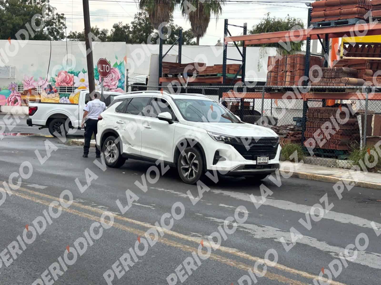 Ignora el alto y provoca choque