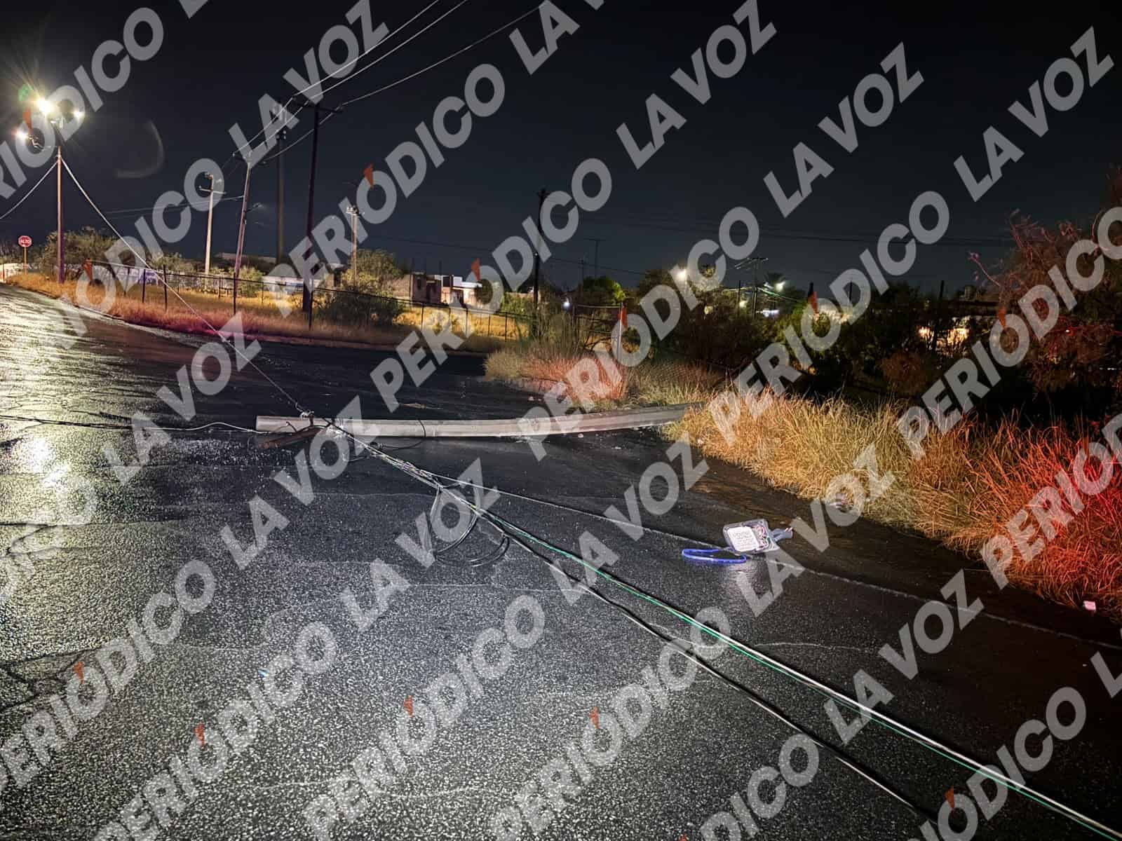 Cami&oacute;n de carga se estrella contra un poste en Monclova