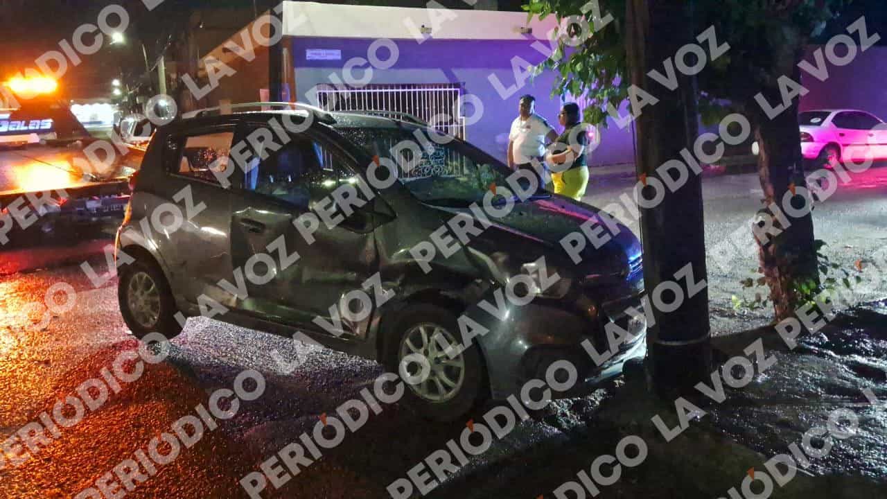 Dodge RAM negra choca con Chevrolet Beat en Monclova