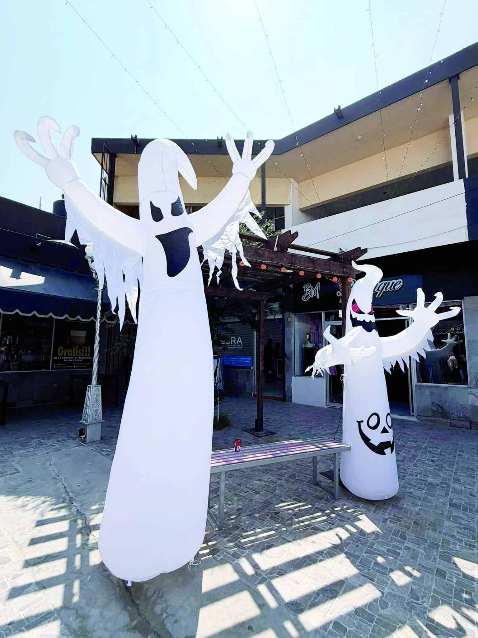 Comercios de Monclova se preparan para Halloween con decoraciones