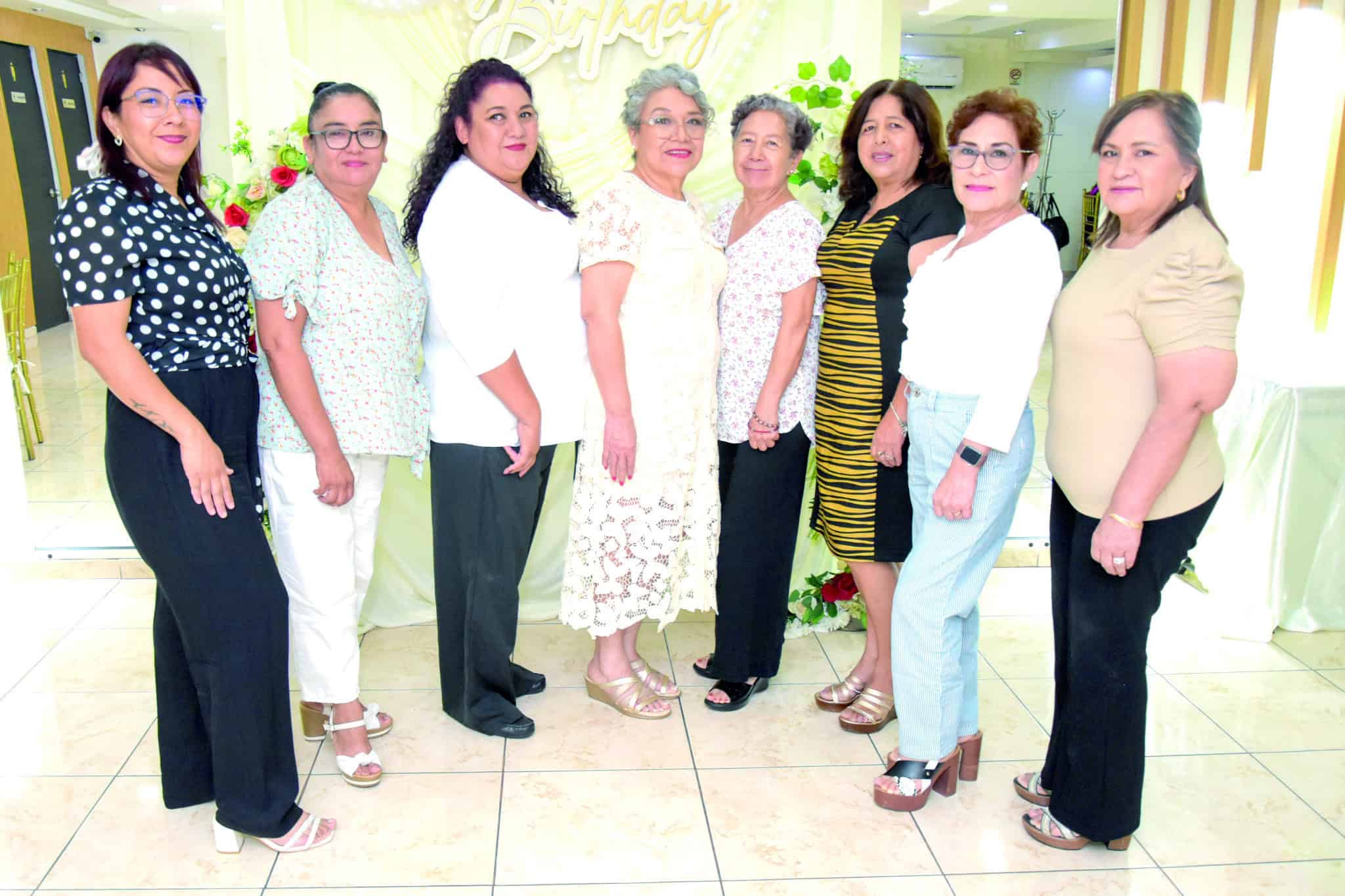 Familia y amigos festejan el cumplea&ntilde;os 63 de Mar&iacute;a Teresa Flores