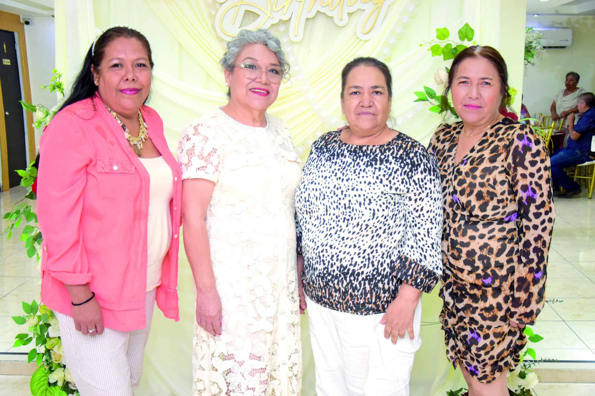 Familia y amigos festejan el cumplea&ntilde;os 63 de Mar&iacute;a Teresa Flores