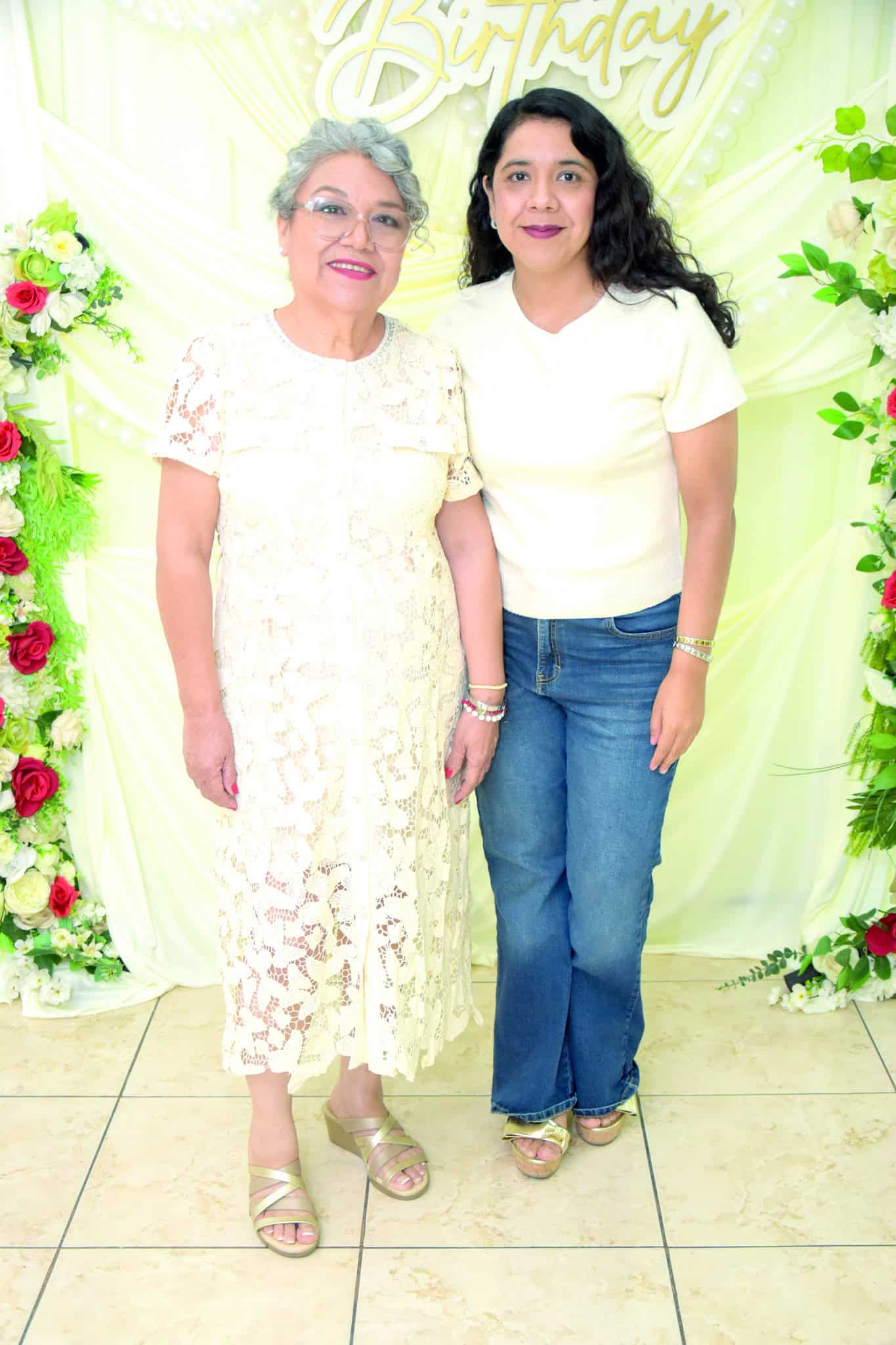 Familia y amigos festejan el cumplea&ntilde;os 63 de Mar&iacute;a Teresa Flores