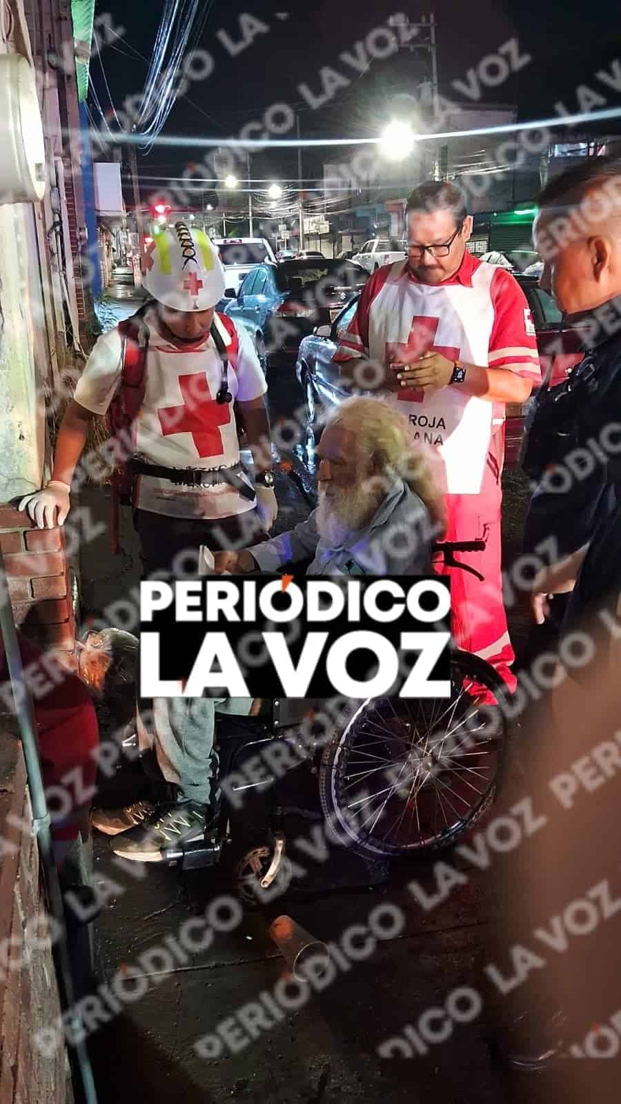 Eliazar Ju&aacute;rez pide auxilio con un cuaderno y es salvado por sus vecinos