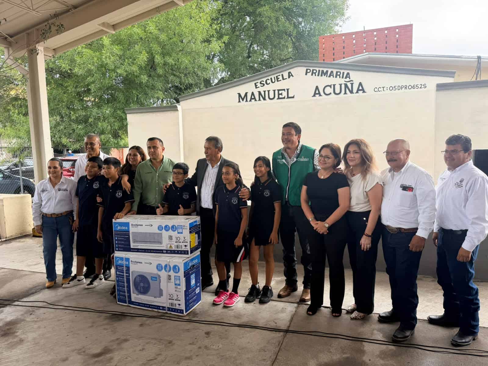 &Oacute;scar R&iacute;os Ram&iacute;rez entrega minisplit a la primaria Manuel Acu&ntilde;a en Nueva Rosita