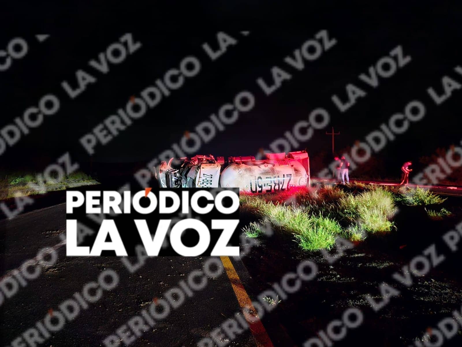 Vuelca pipa de gas y deja 2 lesionados
