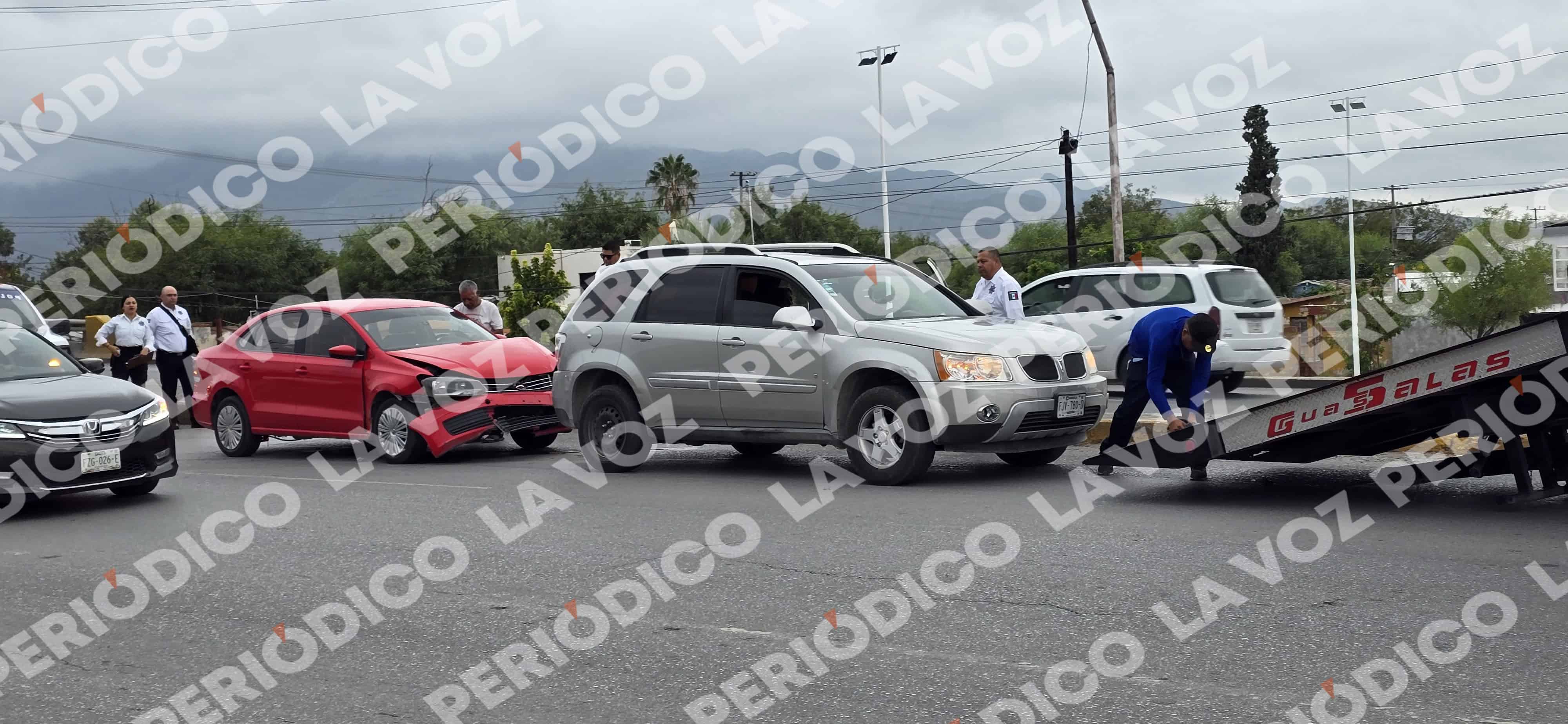 Volkswagen Vento se estrella contra camioneta en Monclova