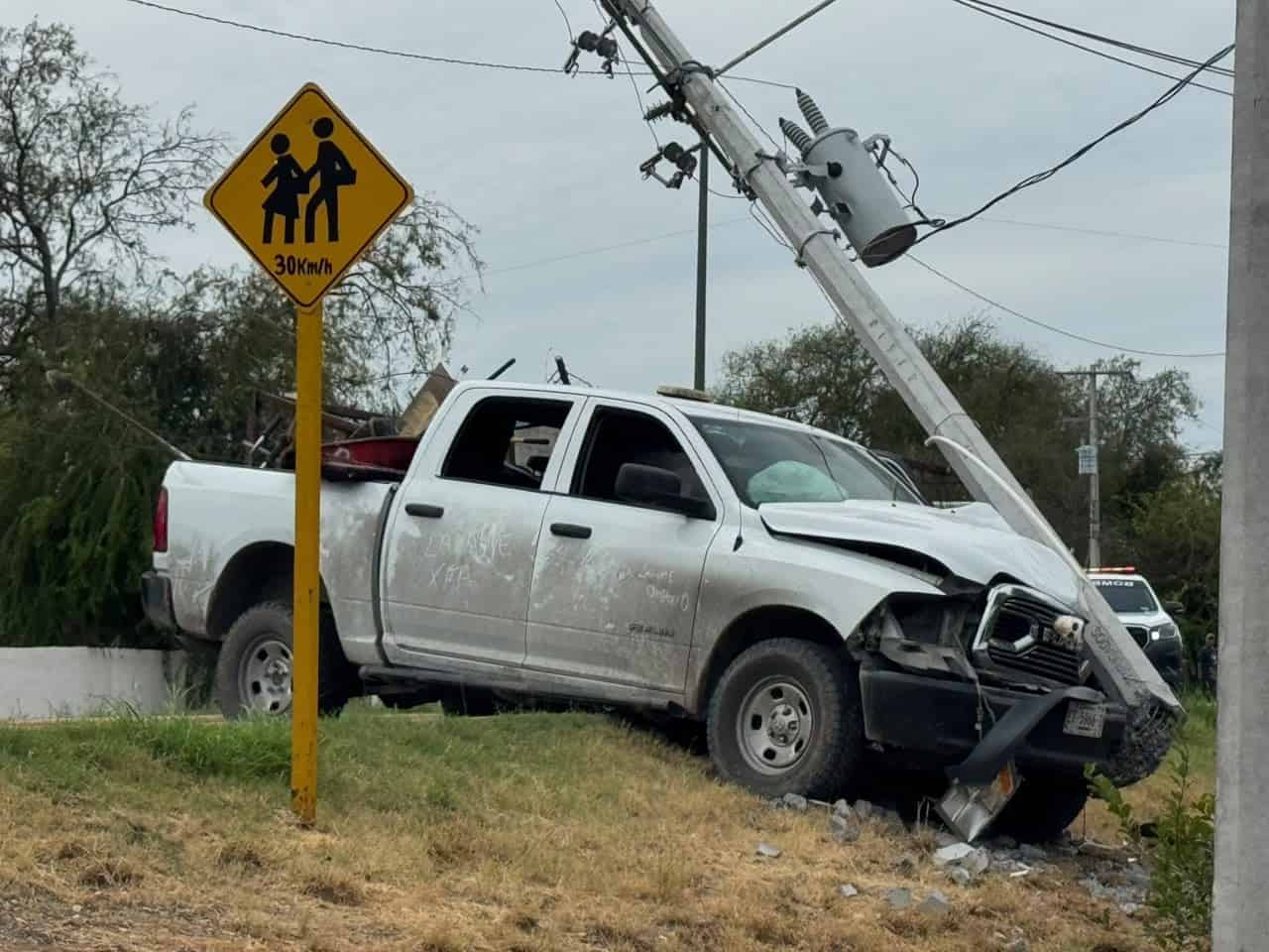 Ocho trabajadores resultan lesionados tras choque de unidad municipal en Piedras Negras