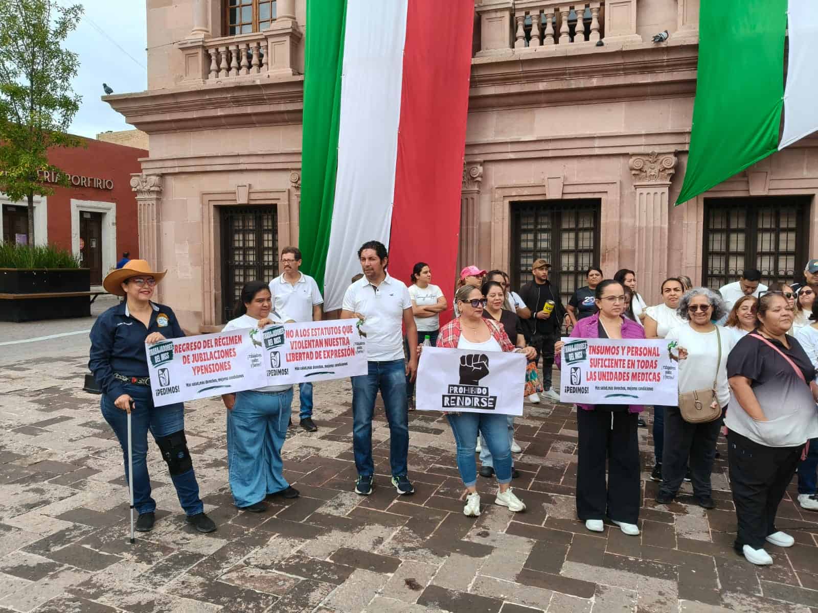 Trabajadores del IMSS en Saltillo exigen aumento salarial y mejores condiciones