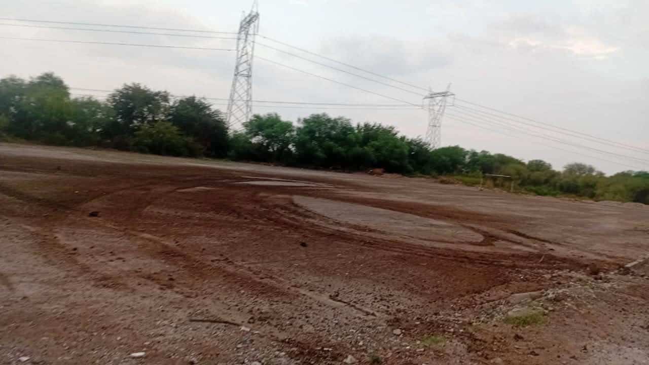 Da&ntilde;an con veh&iacute;culo campo de f&uacute;tbol Las Torres en Napole&oacute;n