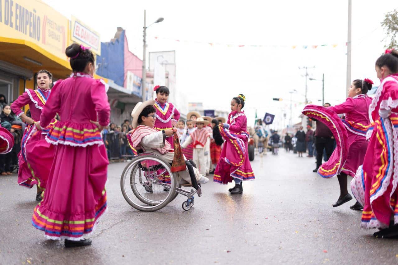 Preparativos para el desfile de la Revoluci&oacute;n Mexicana en San Juan de Sabinas