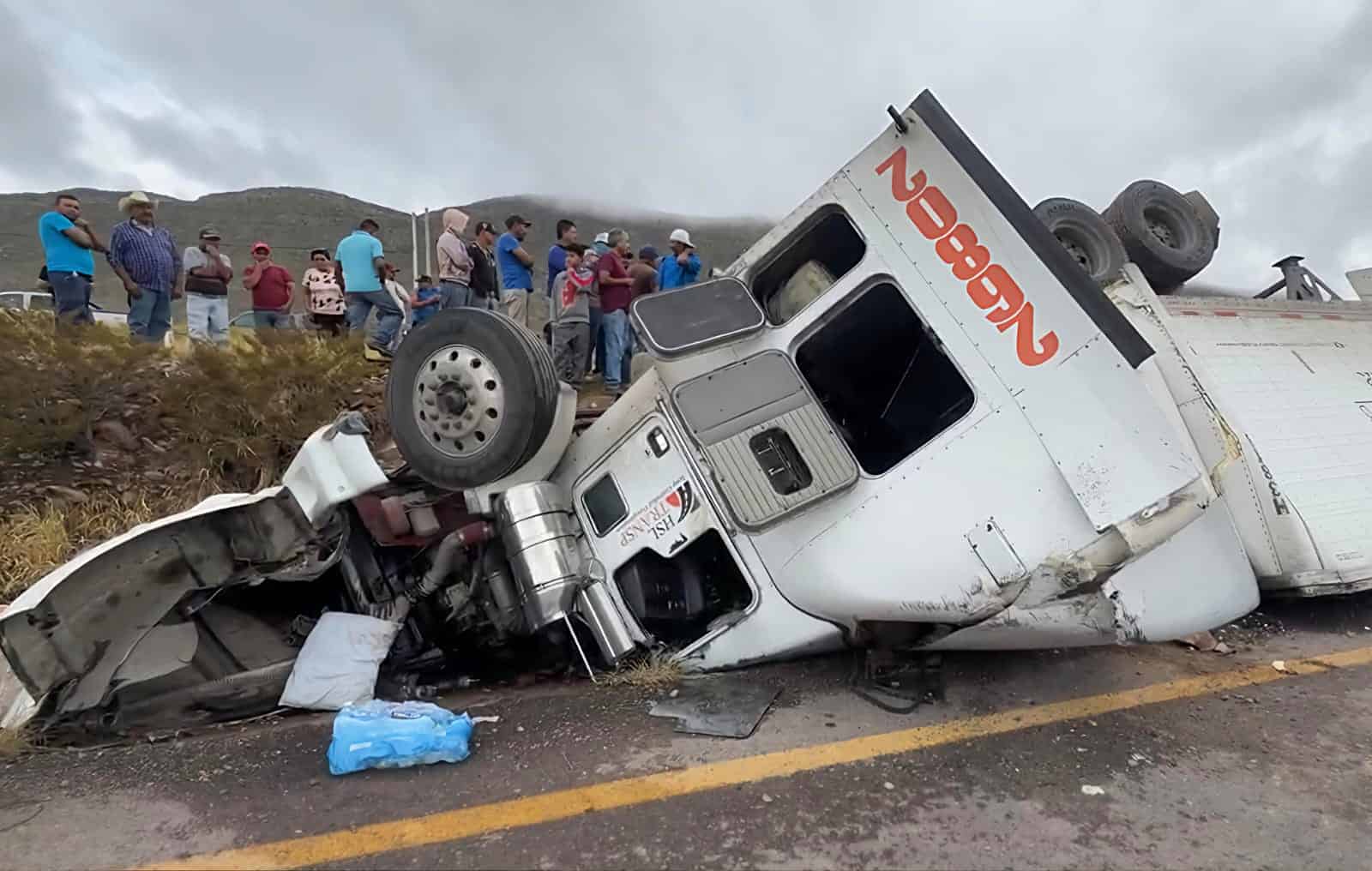 Cami&oacute;n de carne volcado interrumpe circulaci&oacute;n en Saltillo