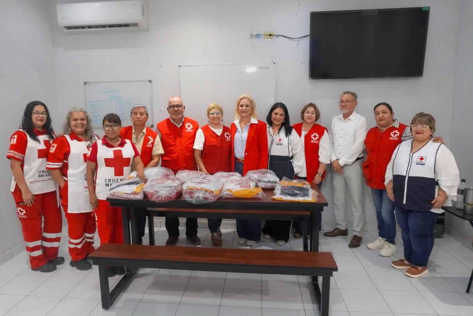 Laura Jim&eacute;nez entrega uniformes a socorristas de Cruz Roja en M&uacute;zquiz