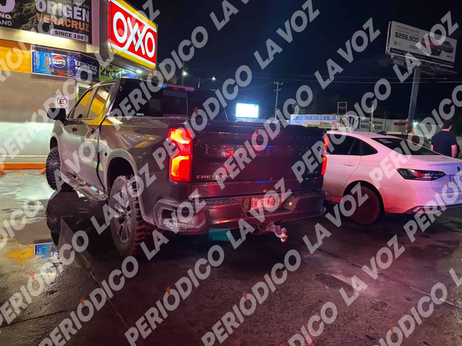 Hombre  se estrella contra camioneta en Monclova