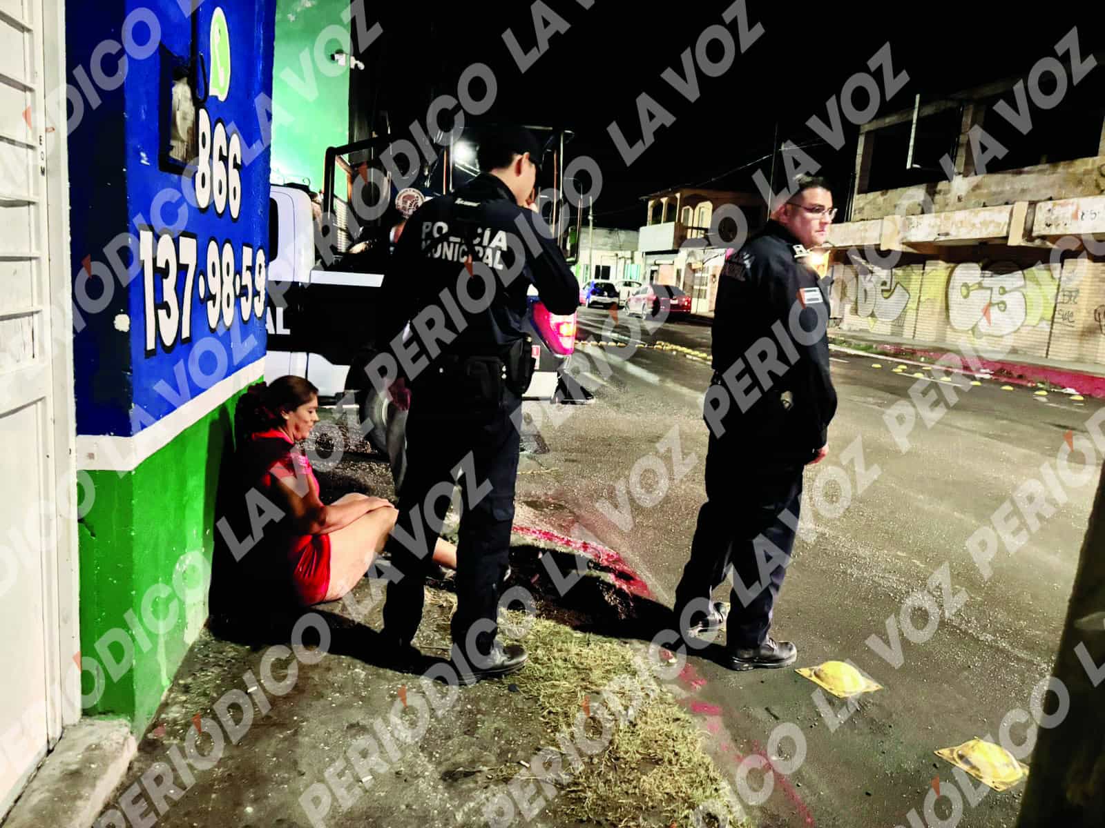 Polic&iacute;a ayuda a mujer tras ca&iacute;da en Monclova