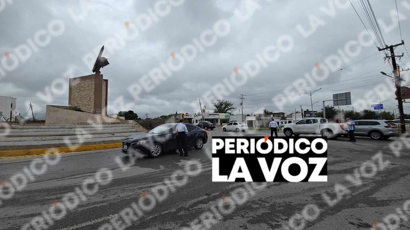 Se atraviesa y choca contra Mazda en la rotonda de Los H&eacute;roes