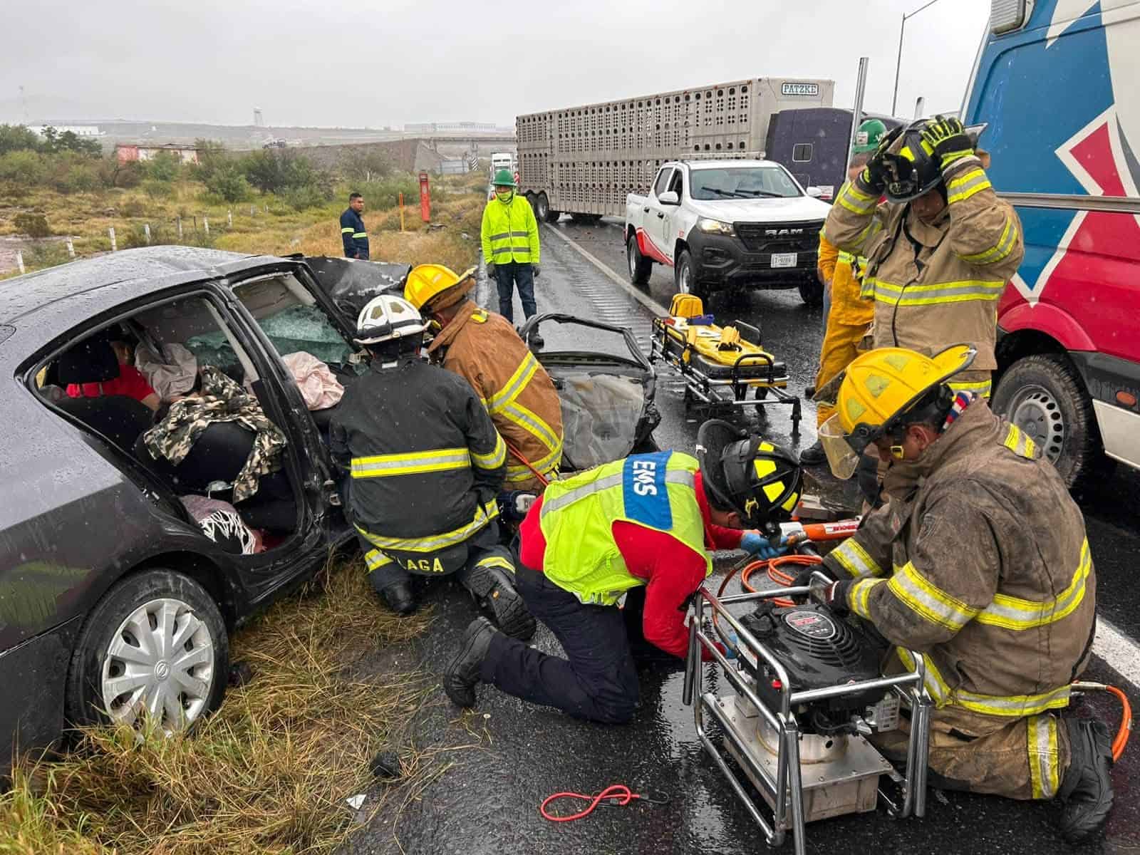 Muere padre de familia en choque de tr&aacute;ileres