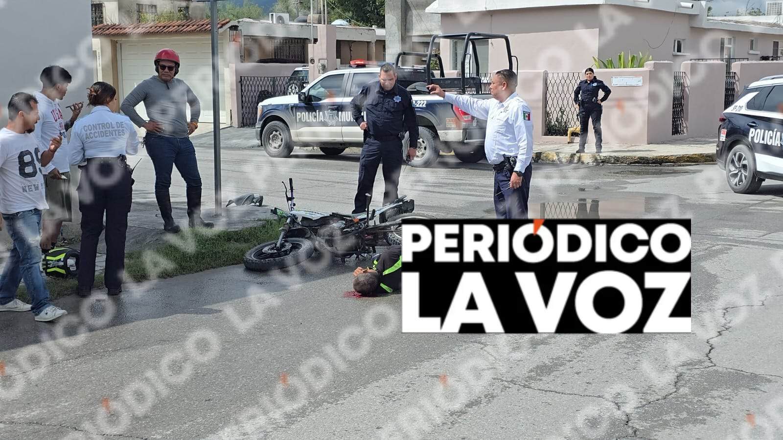 Ignora alto, choca contra cami&oacute;n y deja grave a acompa&ntilde;ante
