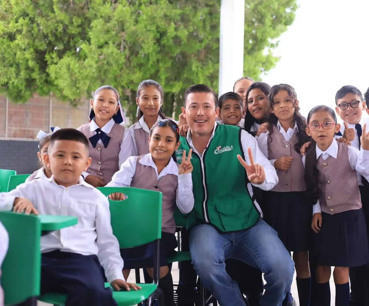Entrega alcalde mobiliario a primaria L&aacute;zaro C&aacute;rdenas