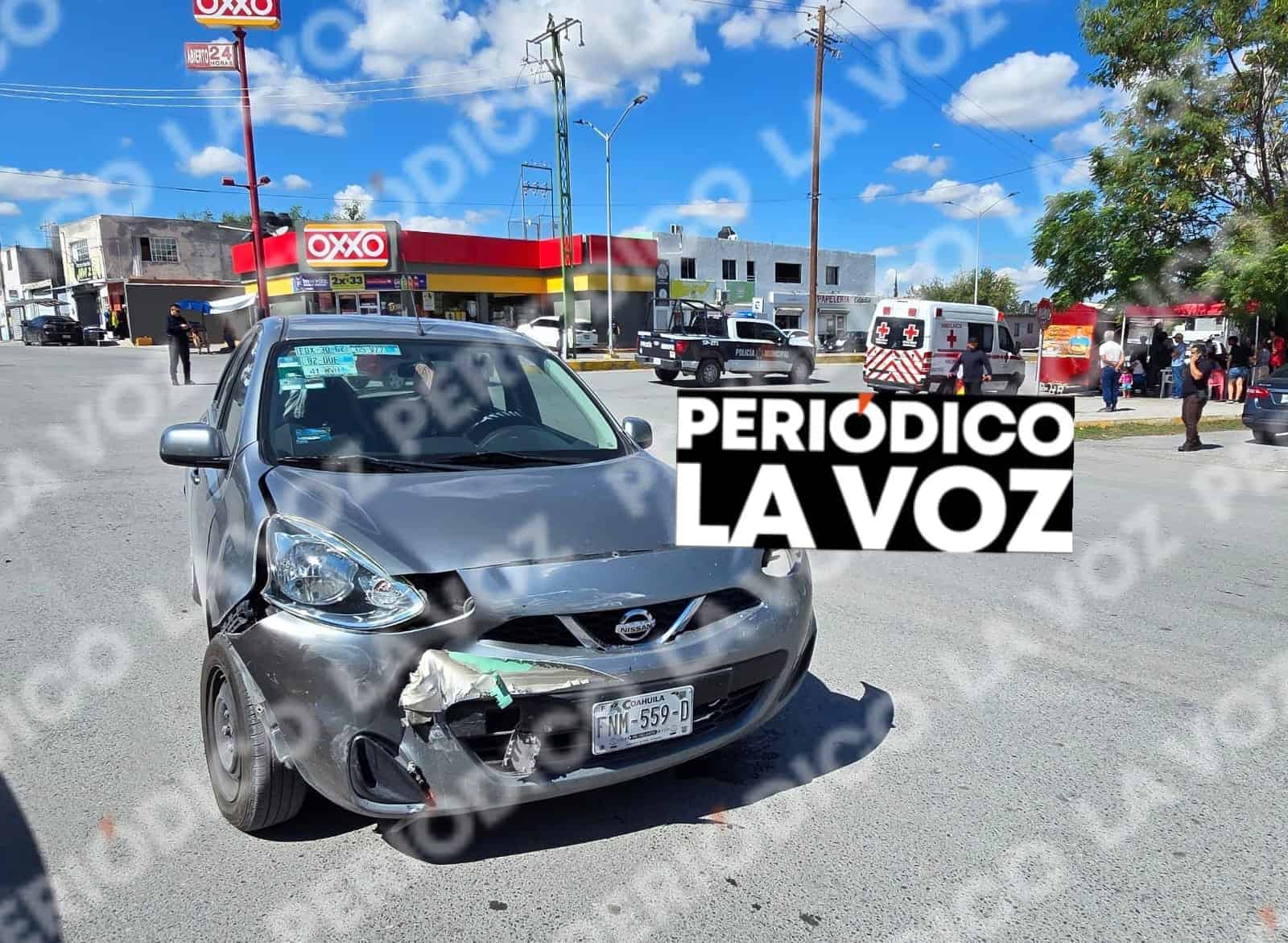 Un adulto mayor provoca accidente entre Nissan March y Nissan Sentra Un adulto mayor provoca accidente entre Nissan March y Nissan Sentra