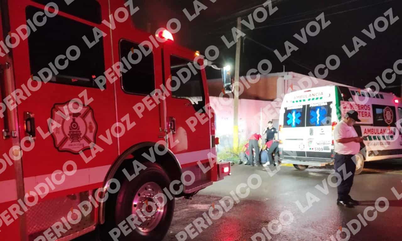Ciclista sufre accidente por rejilla en Frontera
