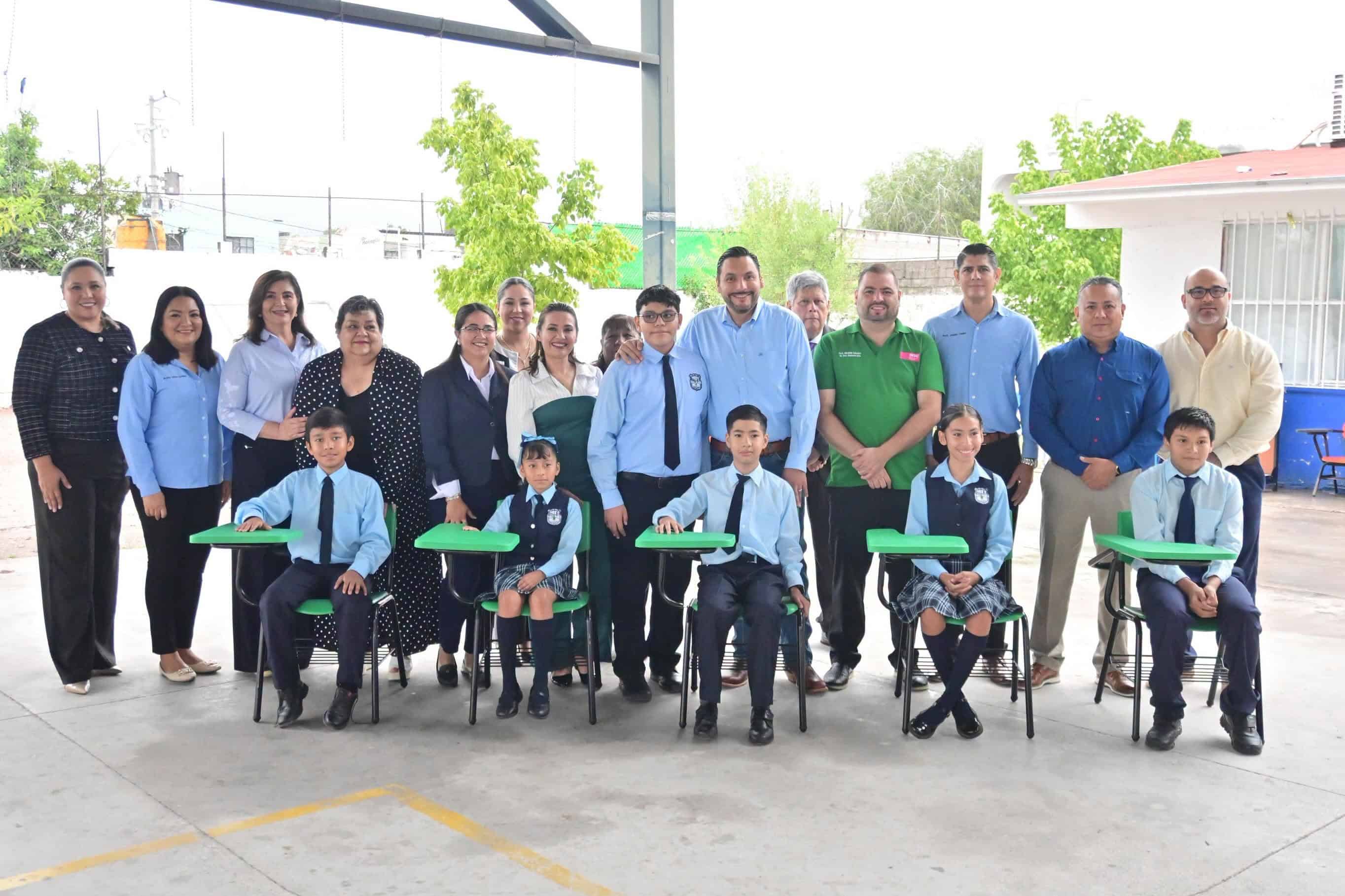 Carlos Villarreal entrega 72 bancas a la Escuela Primaria Sección 147 en Monclova Carlos Villarreal entrega 72 bancas a la Escuela Primaria Sección 147 en Monclova
