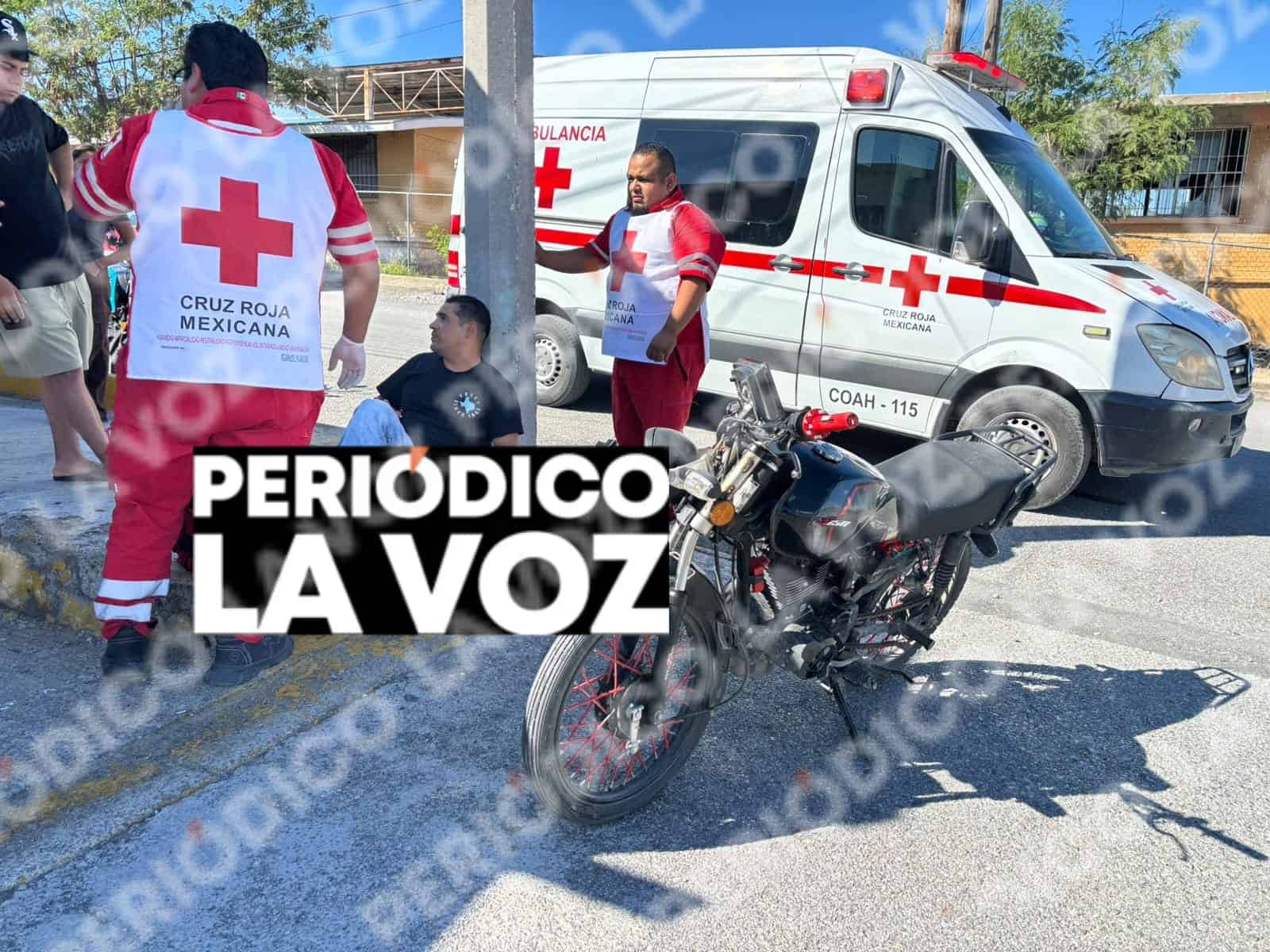 El motociclista fue atendido por paramédicos luego de sufrir el accidente en calles de la colonia Guerrero.