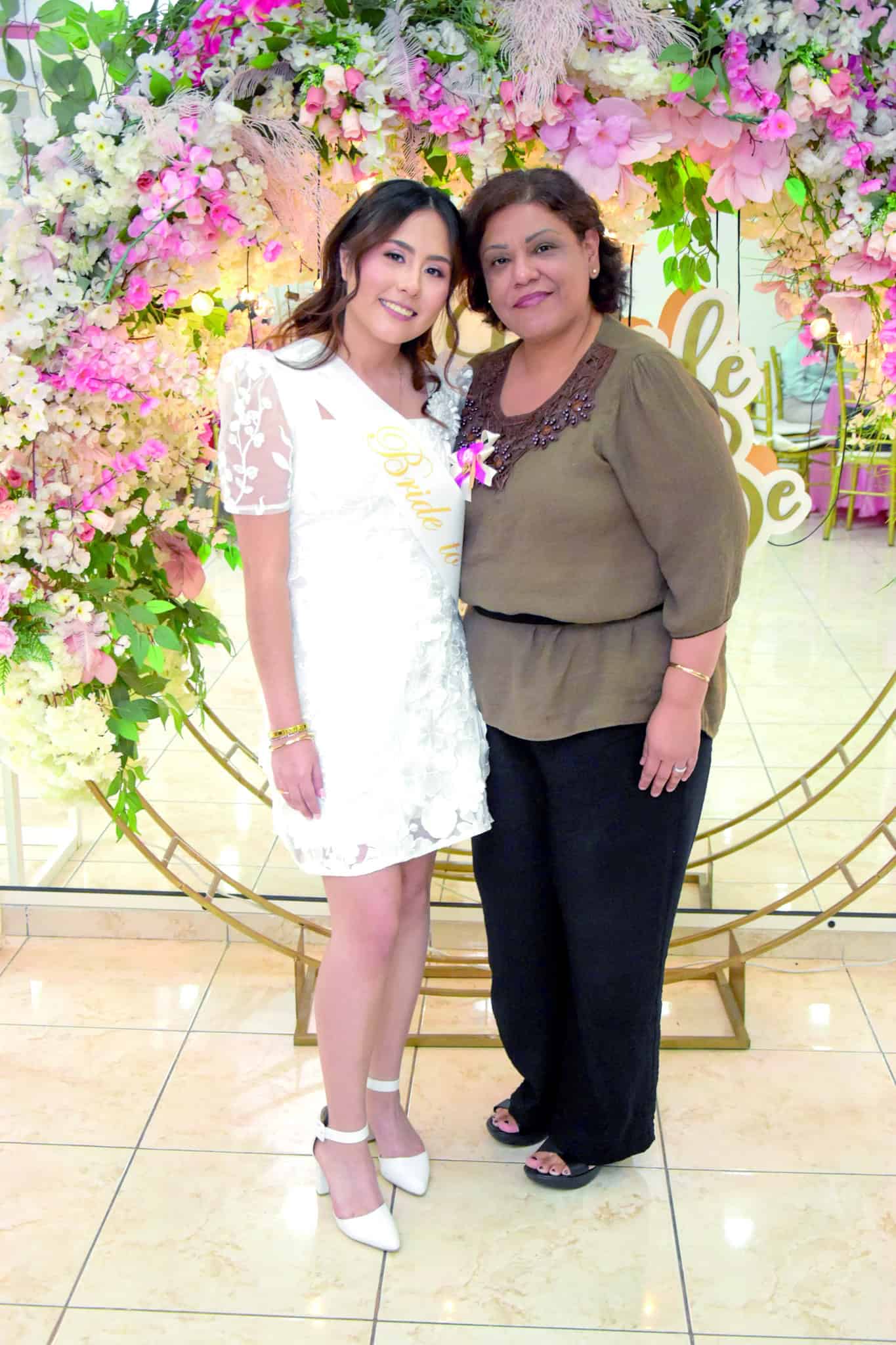 Familia y amigos acompa&ntilde;an a Alondra Mart&iacute;nez en su festejo prenupcial
