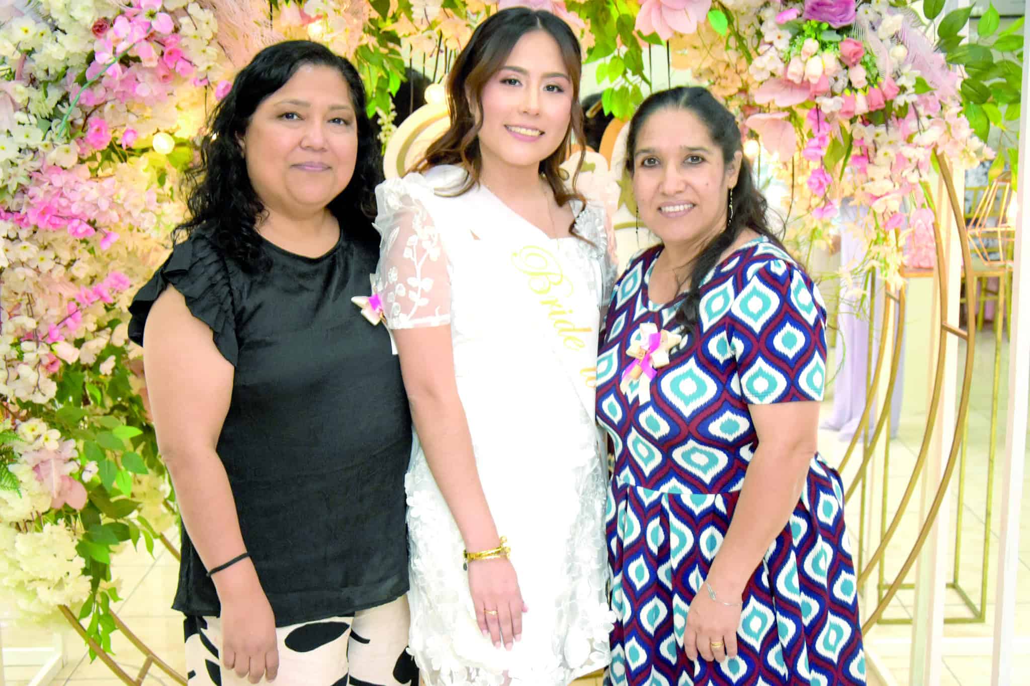 Familia y amigos acompa&ntilde;an a Alondra Mart&iacute;nez en su festejo prenupcial