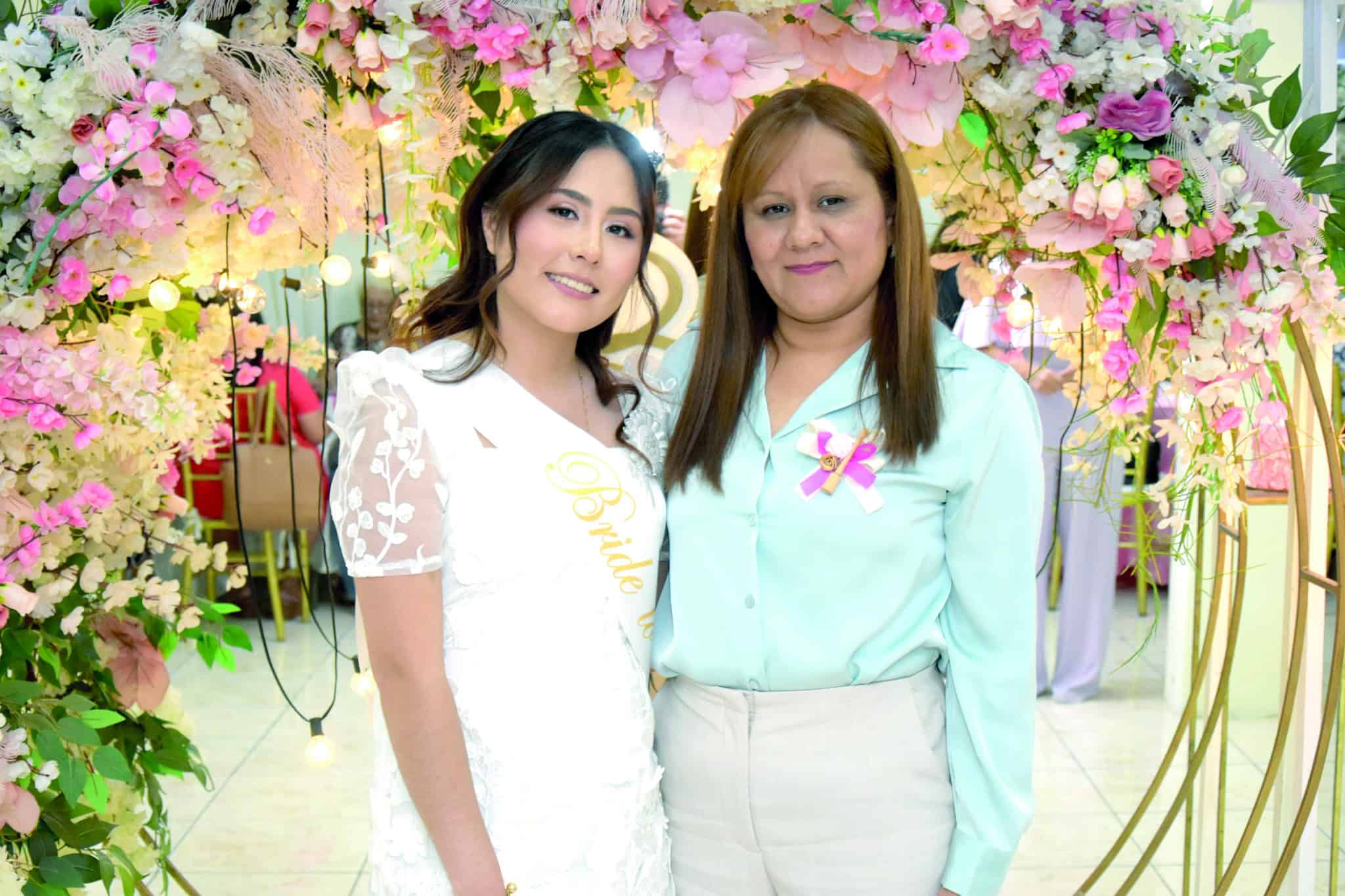 Familia y amigos acompa&ntilde;an a Alondra Mart&iacute;nez en su festejo prenupcial