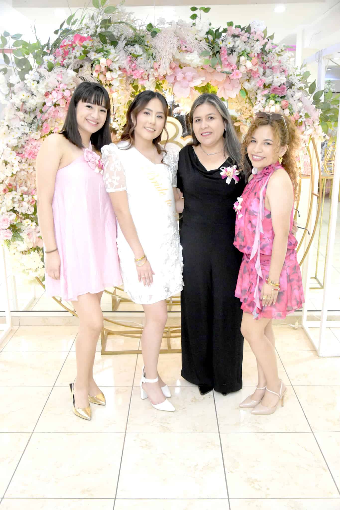 Familia y amigos acompa&ntilde;an a Alondra Mart&iacute;nez en su festejo prenupcial