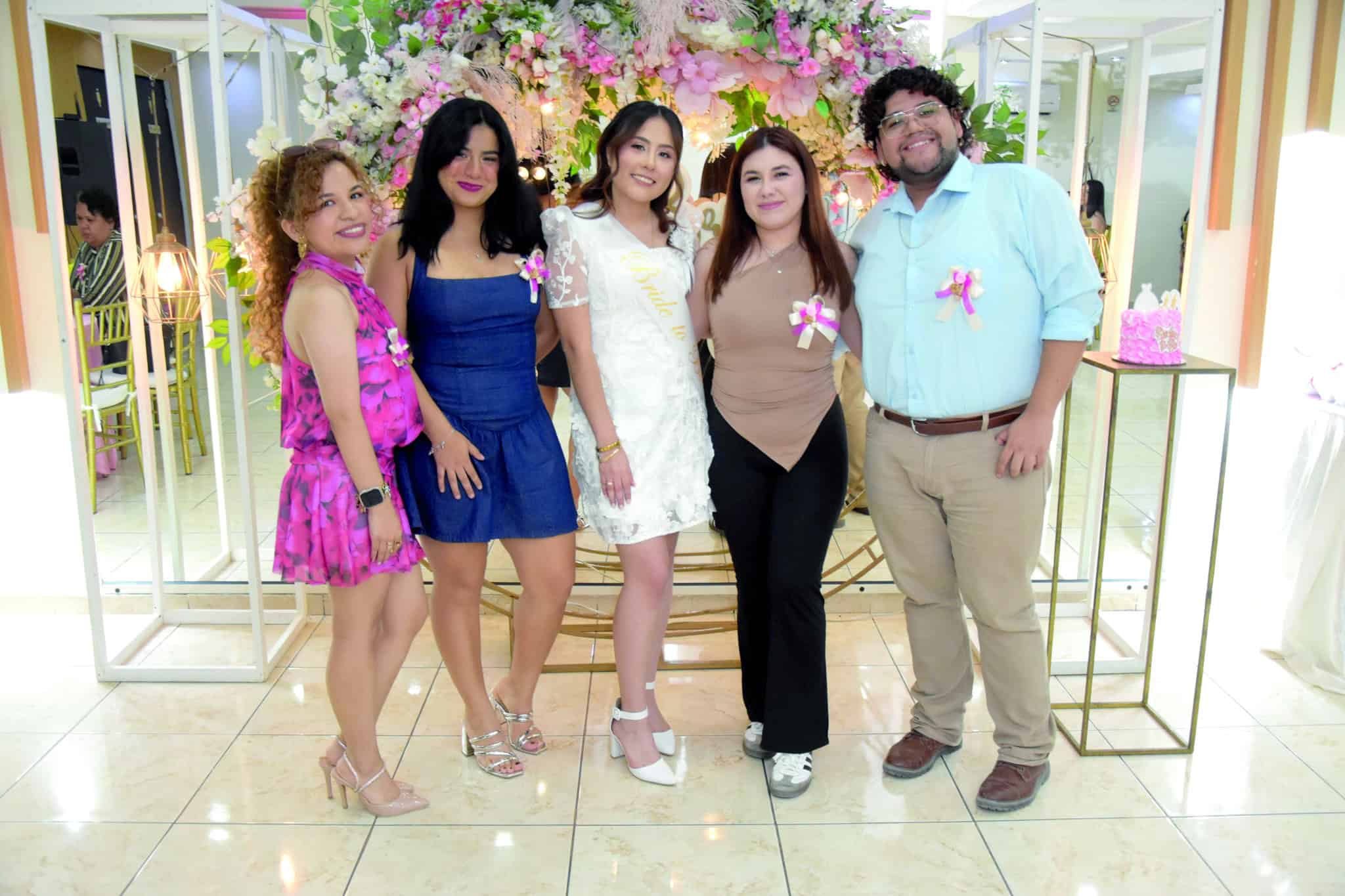 Familia y amigos acompa&ntilde;an a Alondra Mart&iacute;nez en su festejo prenupcial