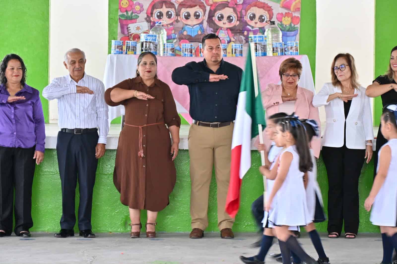 Yessica Garza da la bienvenida a Javier Flores en Kinder Nuevo Amanecer