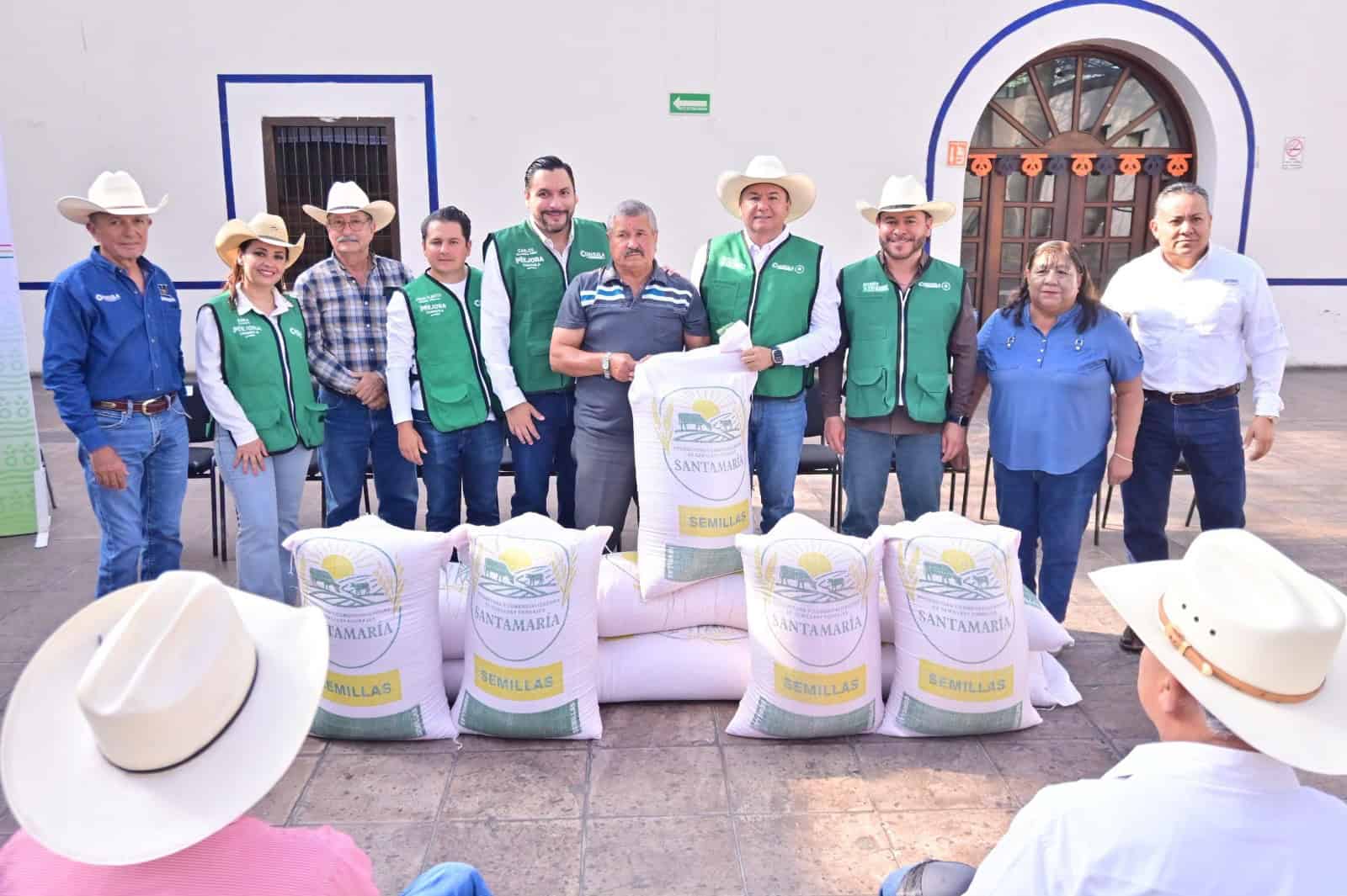 Entregan 5 toneladas de semilla de avena a 300 productores de Monclova